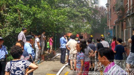 徐匯漕溪四村一居民樓發生火災