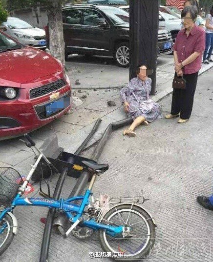 都江堰車禍現(xiàn)場(chǎng)
