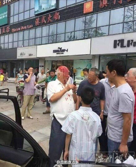施華洛婚紗影樓對(duì)面發(fā)生車禍