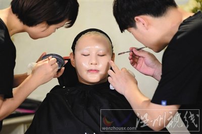 沈春陽在進行特效化妝