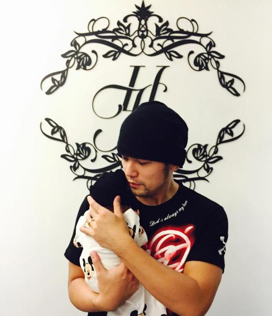 周杰倫抱女兒出鏡