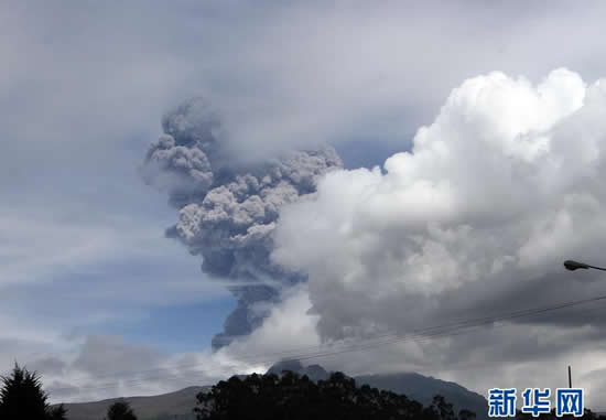 科多帕希火山噴發