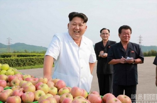 金正恩視察農(nóng)場喜笑顏開