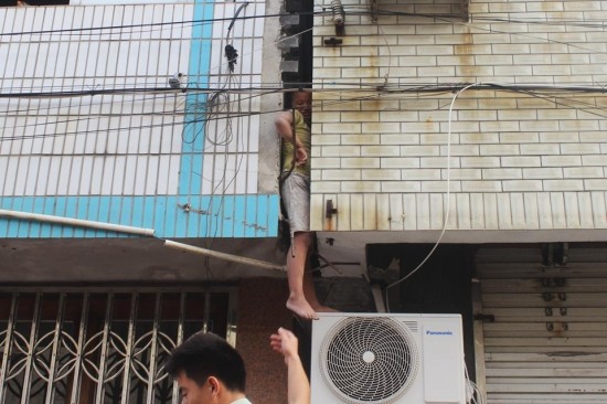 男孩掉進(jìn)墻縫