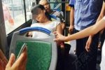 逼小學(xué)生讓座女子叫王霏 合肥女子公交車上逼小學(xué)生