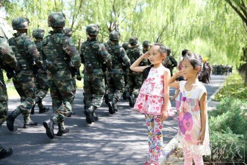 中國(guó)萌娃向解放軍敬禮