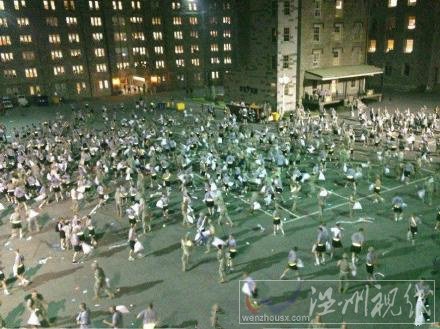 西點軍校枕頭大戰(zhàn)圖片