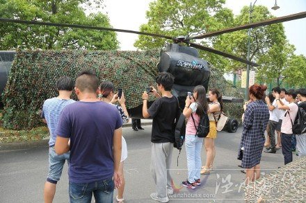 上海大學用直升機迎接新生