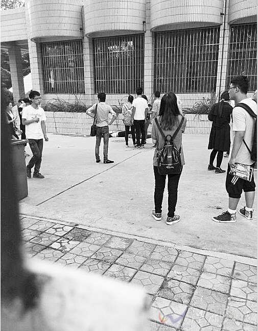 濟(jì)南大學(xué)落天井蓋砸死新生圖片