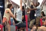 上海地鐵蕩秋千 外籍乘客在上海地鐵6號線車廂蕩秋