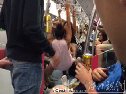 老外在地鐵車廂里蕩秋千圖片