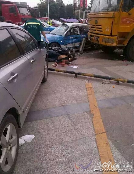 騎電瓶車(chē)的人被當(dāng)場(chǎng)壓死