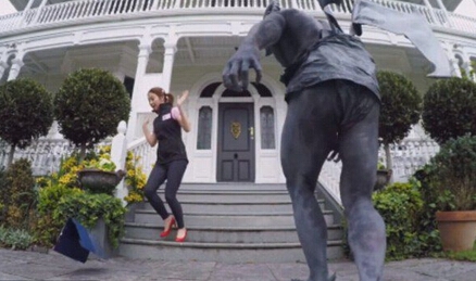 假裝門(mén)環(huán)嚇推銷員