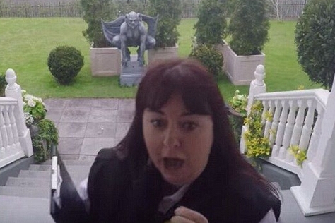 假裝門(mén)環(huán)嚇推銷員