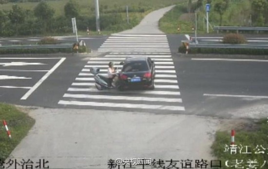 女子騎摩托車玩手機(jī)被撞飛