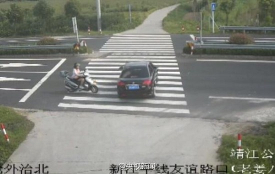 女子騎摩托車玩手機(jī)被撞飛