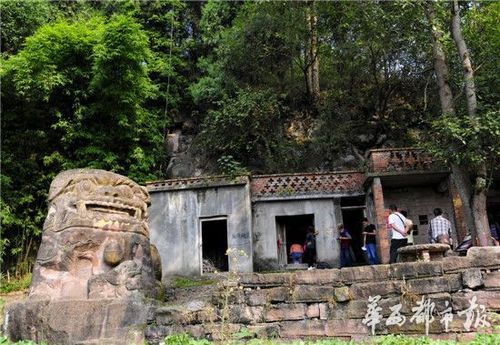 中國(guó)最大石獅遭不文明人成敏刻字