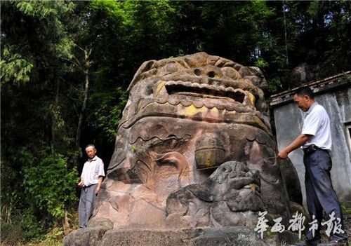 中國(guó)最大石獅遭不文明人成敏刻字