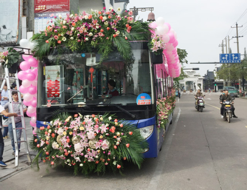 新郎租公交車做婚車