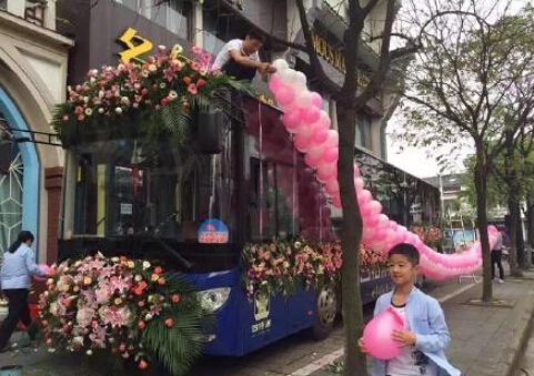 新郎租公交車做婚車
