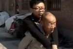 父親背兒上學15年 父親