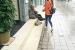 最美暖心女孩 西昌女孩喂老人吃米線被贊