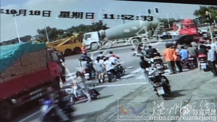 電動(dòng)車遭攪拌車碾壓