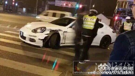 保時(shí)捷撞上出租車照片