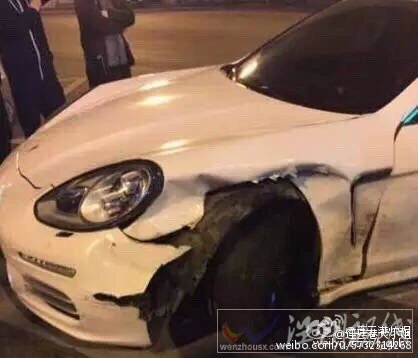 保時(shí)捷車頭受損