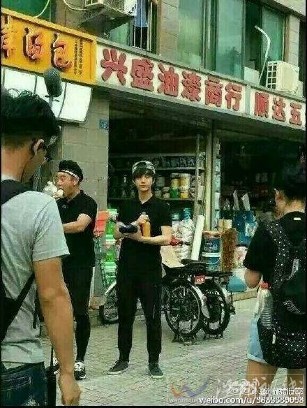鄭愷在錄制現(xiàn)場吃東西