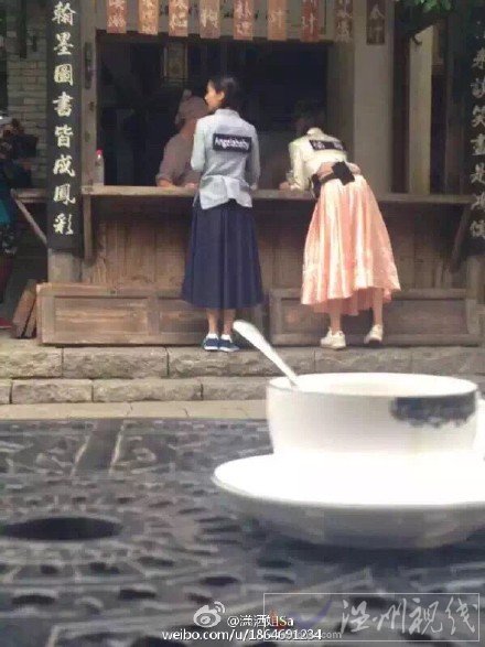 楊冪在尋找任務卡片