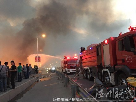 現場聚集了大量的群眾圍觀