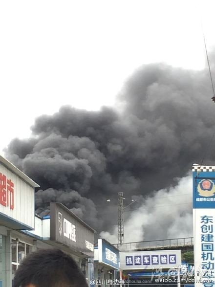 成都建國(guó)汽車發(fā)生大火