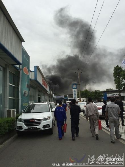 現(xiàn)場(chǎng)濃煙較大 周圍有部分群眾圍觀