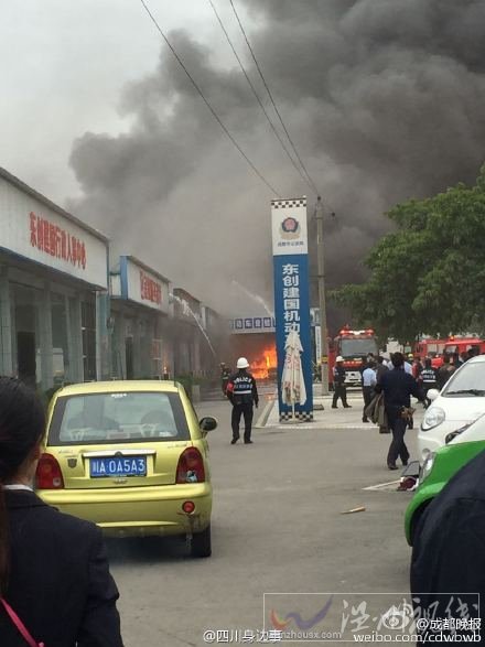 現(xiàn)場(chǎng)有大量明火