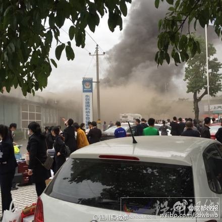 消防人員正在緊急滅火中