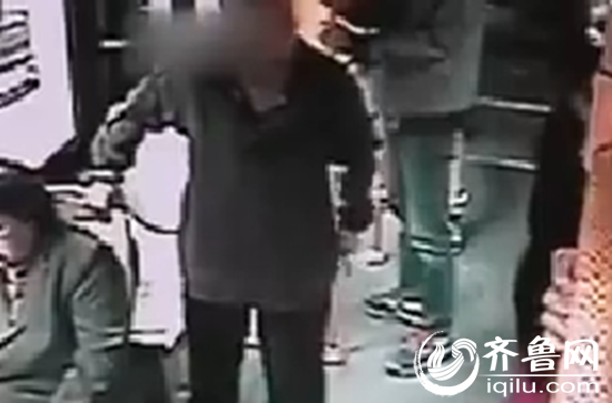 玩手機(jī)被大爺罵