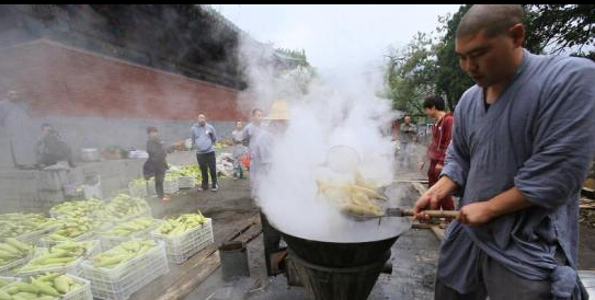 免費(fèi)煮玉米送游客