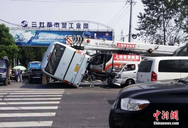 載小學生大巴側翻