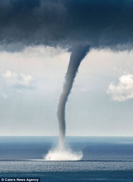 意大利熱那亞海濱的水龍卷