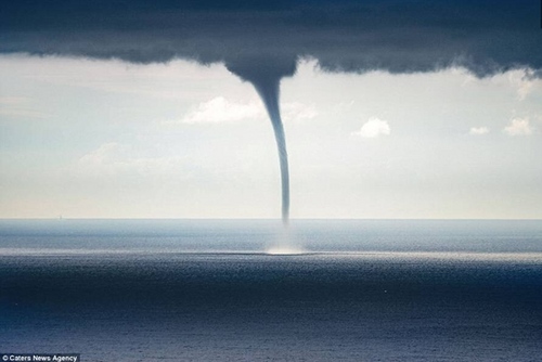 意大利熱那亞海濱的水龍卷