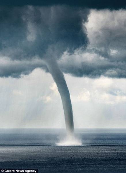 意大利熱那亞海濱的水龍卷