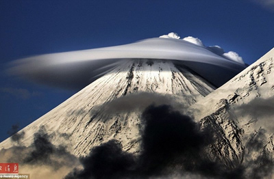 俄羅斯飛碟云 堪察加半島火山頂的飛碟云奇觀