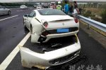 法拉利撞護(hù)欄追尾 爆胎撞護(hù)欄又遭貨車追尾前后受傷