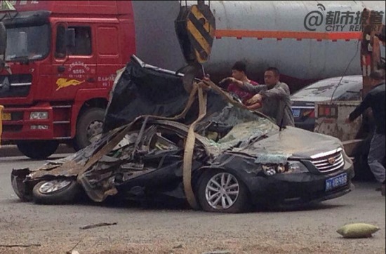 小轎車被壓成鐵片