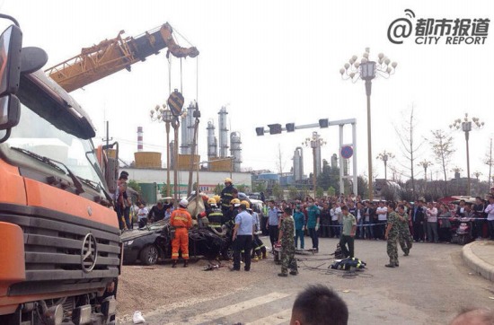 小轎車被壓成鐵片