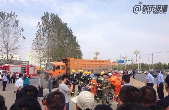 小轎車被壓成鐵片