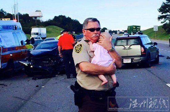 美國警察車禍現(xiàn)場安撫受驚嚇嬰兒