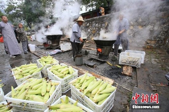 少林寺免費(fèi)煮玉米送游客吃