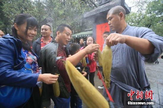 少林寺免費(fèi)煮玉米送游客吃